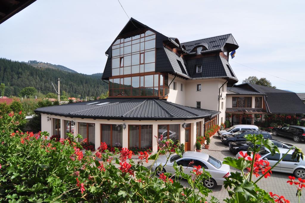 Hotel Cosmos Câmpulung Moldovenesc Extérieur photo