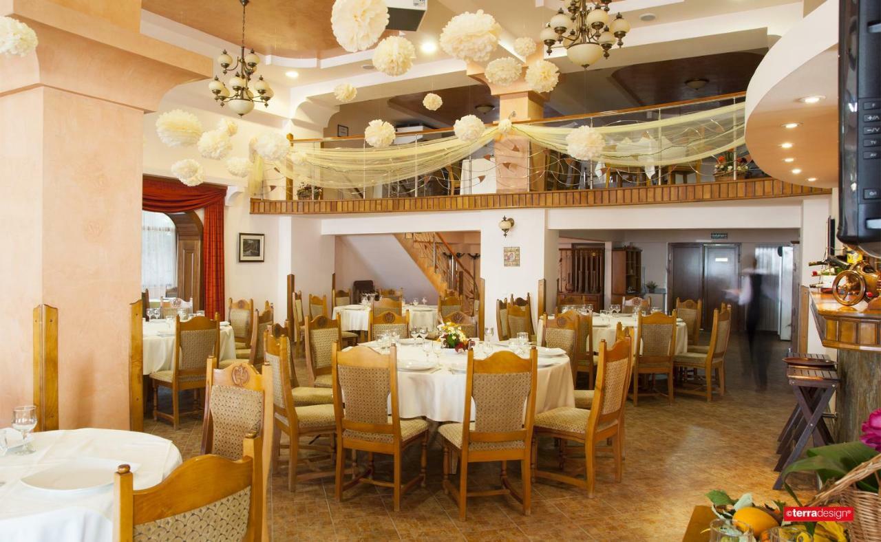 Hotel Cosmos Câmpulung Moldovenesc Extérieur photo