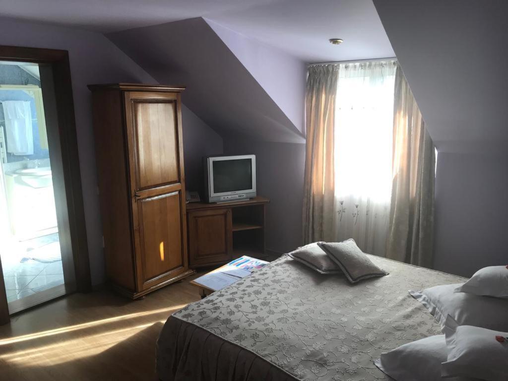 Hotel Cosmos Câmpulung Moldovenesc Extérieur photo